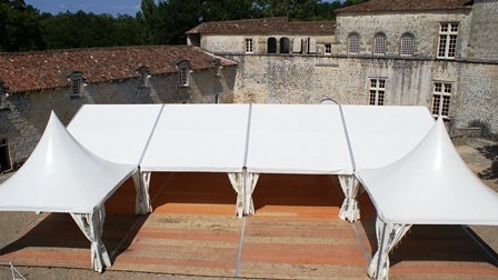 chteau de cazeneuve tentes cour dhonneur.webjpg